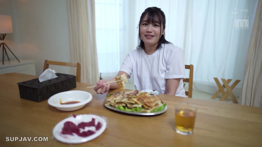 坐姿 · 微笑 · 室内餐厅 · 白色T恤 · 用餐 · 日本AV · 饺子