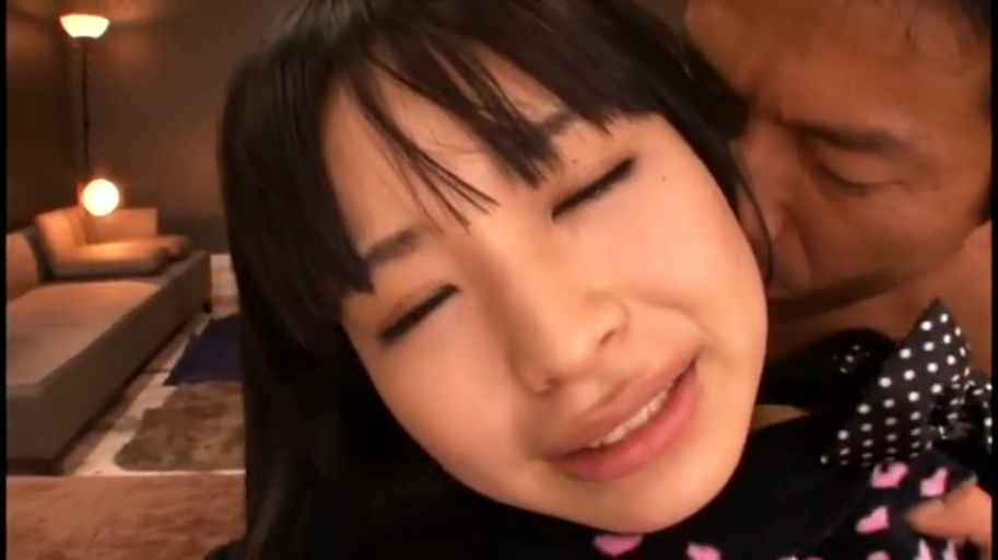 脸部特写 · 室内房间 · 黑色波点心形上衣