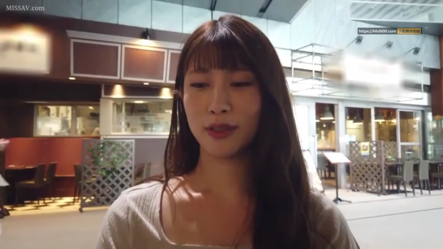 脸部特写 · 自然 · 凝视 · 针织衫 · 长发 · 正面站立 · 商业街