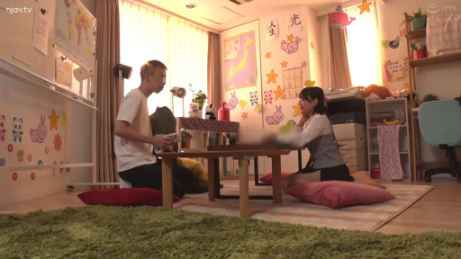 交流中 · 地毯 · 装饰温馨的房间 · 女性穿制服衬衫搭配背心和短裙 · 人物全身侧拍 · 墙上贴有装饰画和汉字贴纸