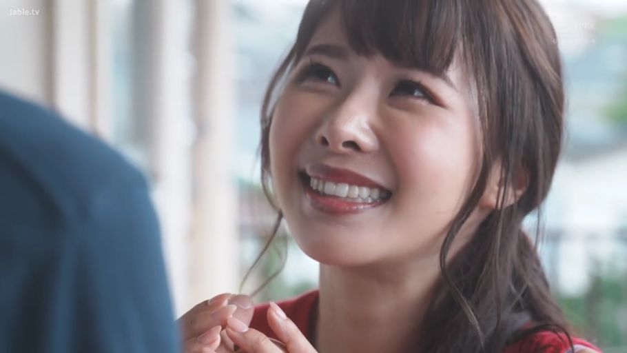 甜美 · 注视 · 特写 · 清纯 · 仰视 · 红色上衣 · 户外阳台