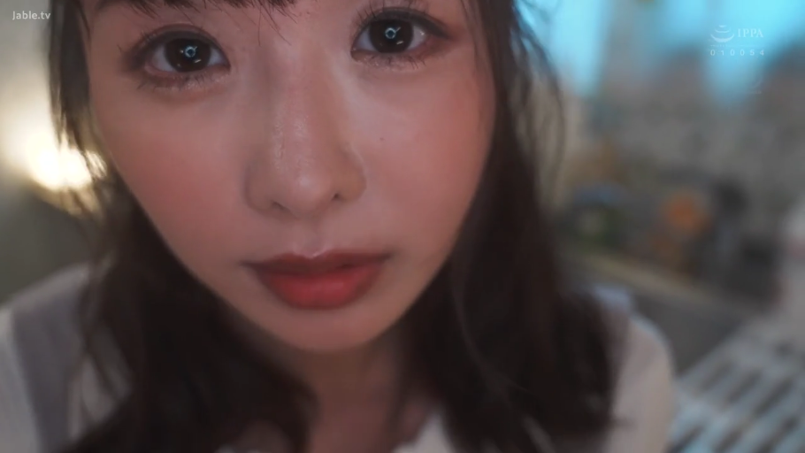 室内 · 脸部特写 · 休闲装 · 凝视 · 亚洲女性 · 无表情 · 靠近镜头