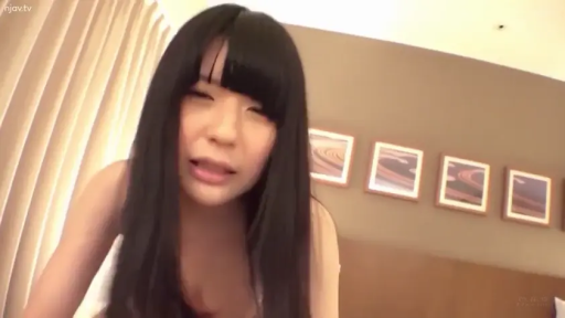 张嘴 · 面部特写 · 酒店卧室 · 白色衣物 · 光线明亮