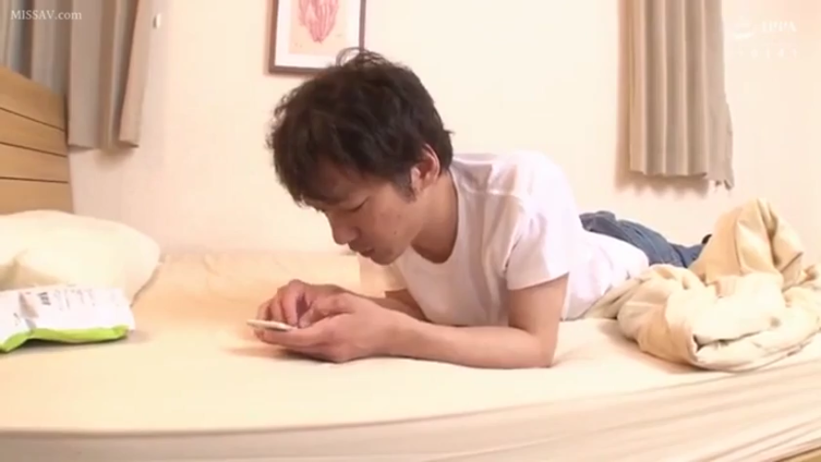 专注 · 卧室 · 中景 · 手机 · 趴卧 · 男性 · 白色T恤 · 玩手机