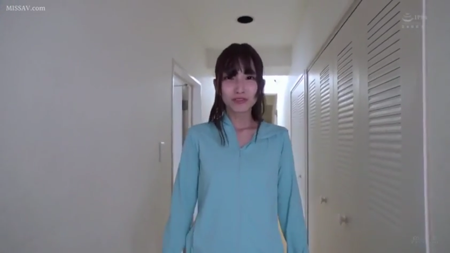 走廊 · 脸部特写 · 注视 · 浅蓝色拉链运动外套