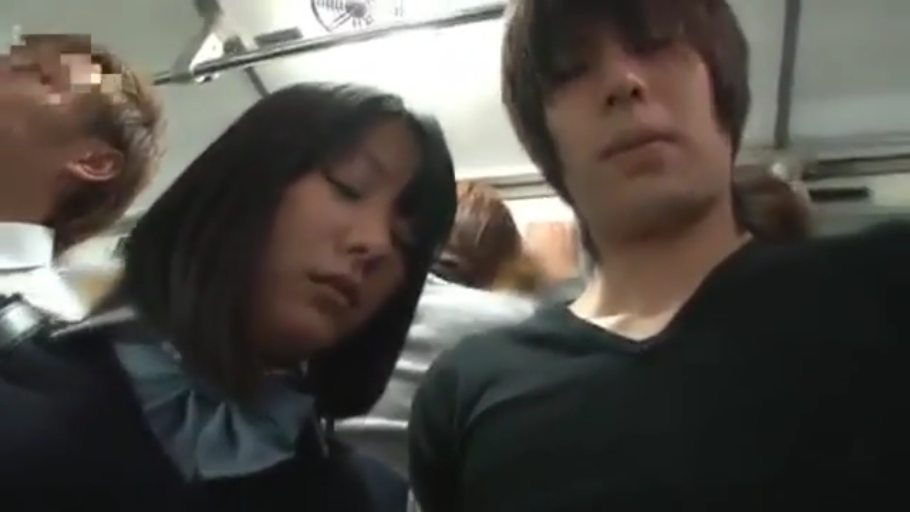 闭眼 · 乘车 · JK制服 · 头部特写 · 电车 · 车内扶手 · 贴身站立