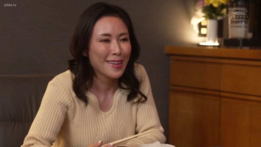 室内 · 坐姿 · 平静 · 面部特写 · 男性 · 筷子 · 咀嚼 · 深色卫衣