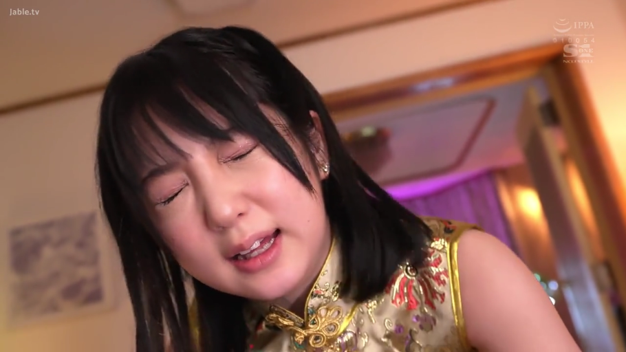 室内 · 脸部特写 · 陶醉 · 呻吟 · 长发 · 旗袍 · 前倾