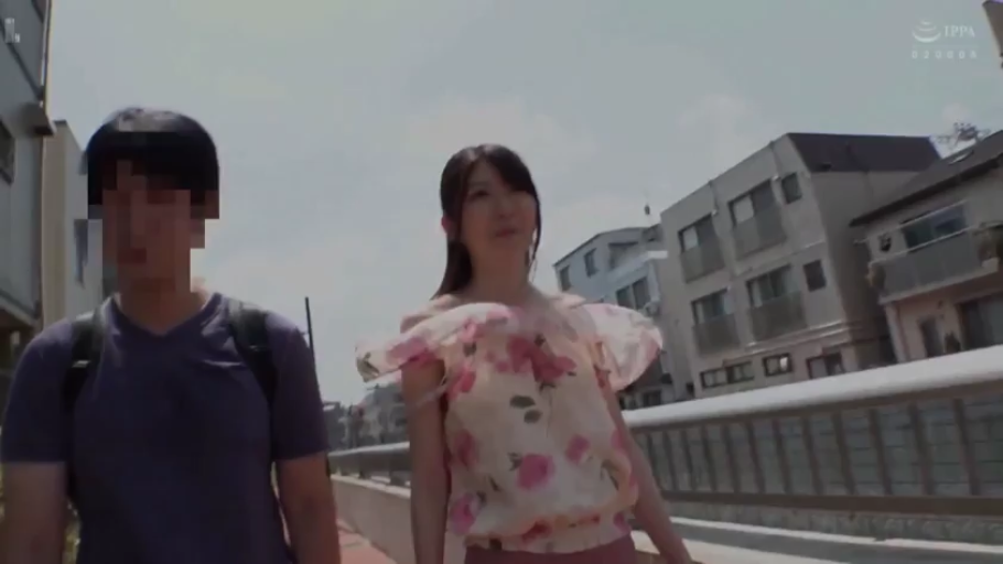 自然 · 背包 · 路边 · 紫色圆领T恤