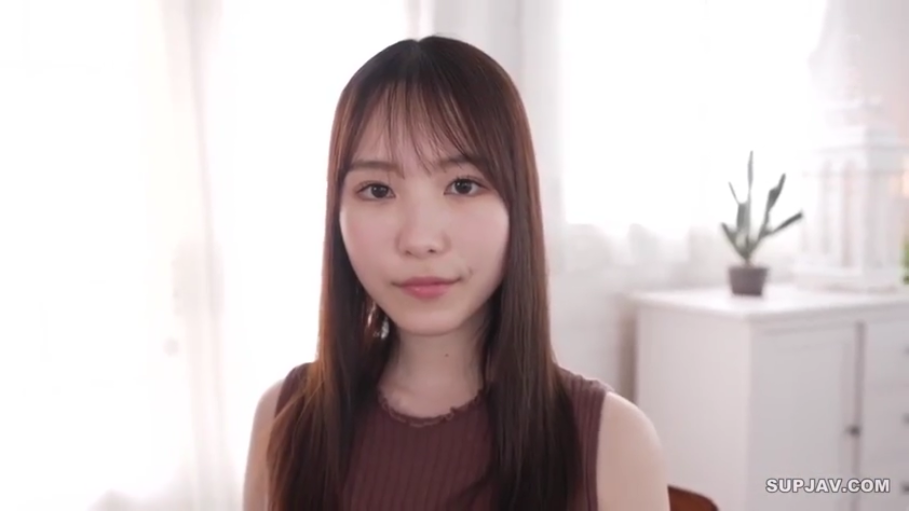坐姿 · 脸部特写 · 注视 · 室内房间 · 亚洲女性 · 平静微笑 · 棕色无袖背心