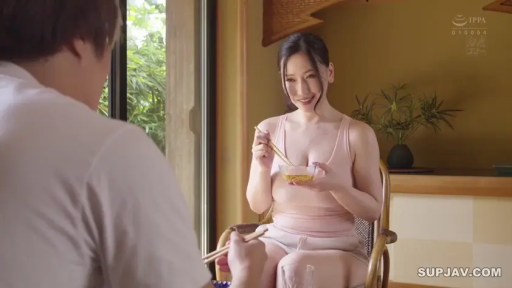 室内 · 坐姿 · 巨乳 · 微笑 · 半身 · 粉色背心 · 吃饭 · 碗筷