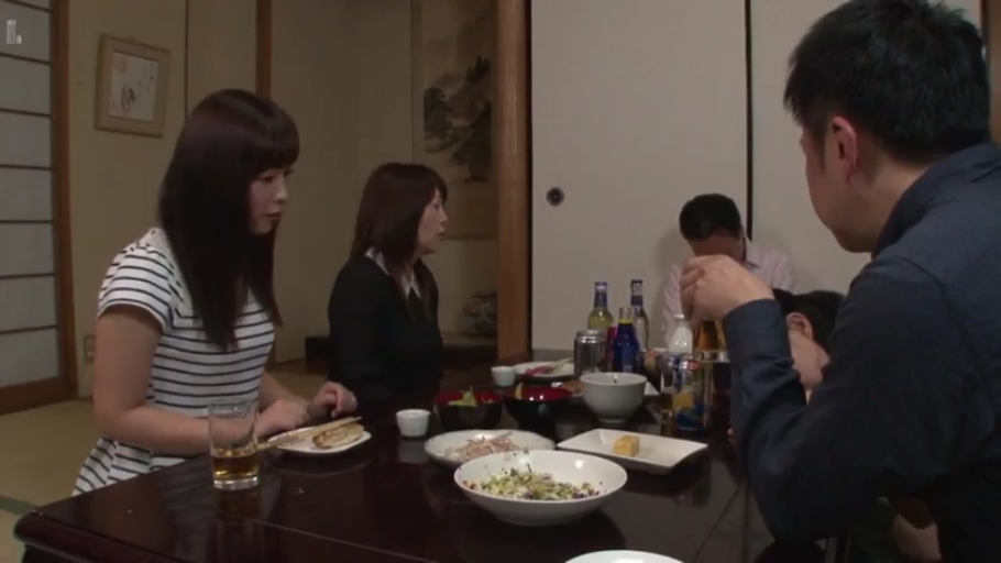交谈中 · 黑色衬衫 · 啤酒 · 榻榻米 · 桌上有酒瓶