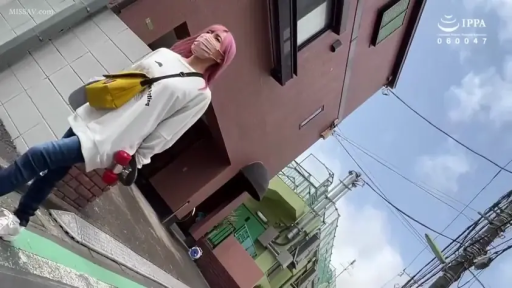 户外街道 · 白色卫衣