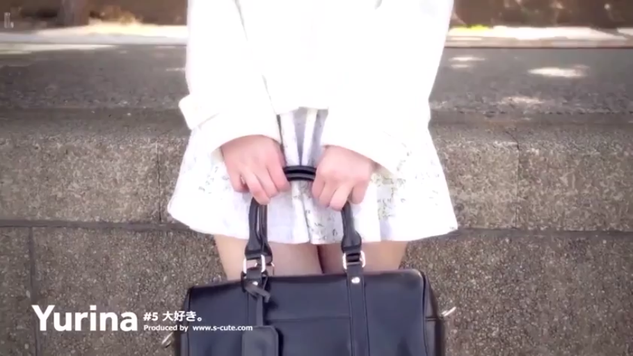 户外 · 皮包 · 浅色碎花百褶短裙 · 中景镜头