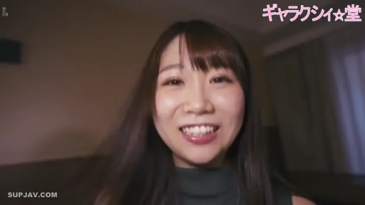 室内 · 脸部特写 · 注视镜头 · 深色无袖上衣