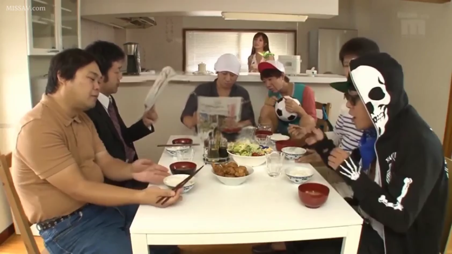 坐姿 · 便装 · 全景 · 自然 · 多人 · 餐厅 · 足球 · 聚餐