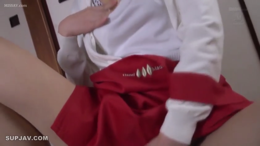 室内 · 自慰 · 第一人称视角 · 白色开衫 · 坐姿开腿 · 裆部特写