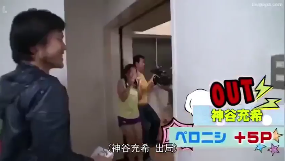 室内房间 · 不知所措 · OUT标记 · 摄像设备 · 女士背心短裤
