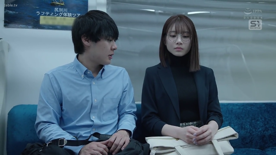 眼镜 · 地铁车厢 · 男性侧头看向女性 · 中景镜头 · 男性浅蓝色长袖衬衫 · 背景墙贴有旅游广告