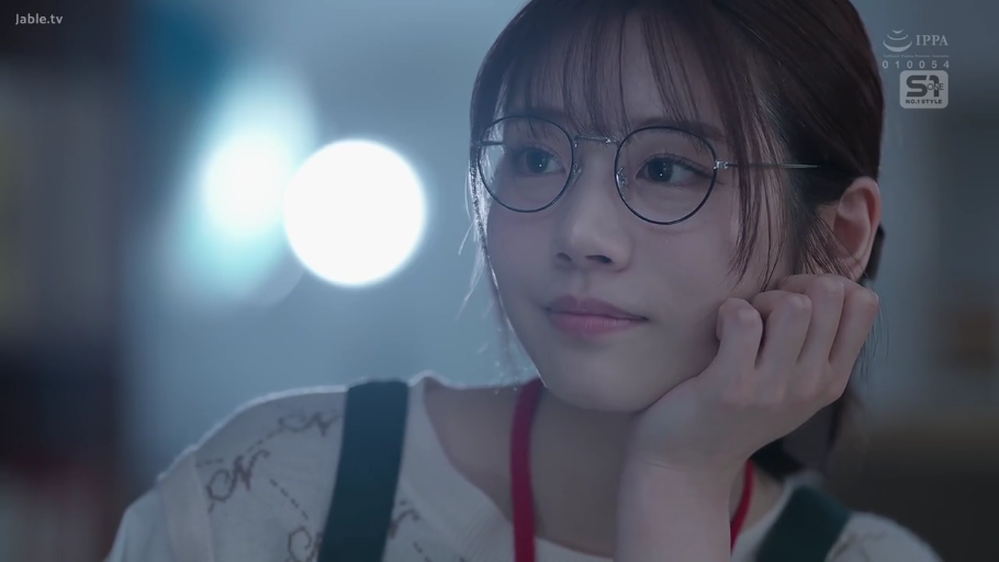 室内 · 眼镜 · 脸部特写 · 凝视 · 托腮 · 甜美微笑 · S1 · 休闲上衣