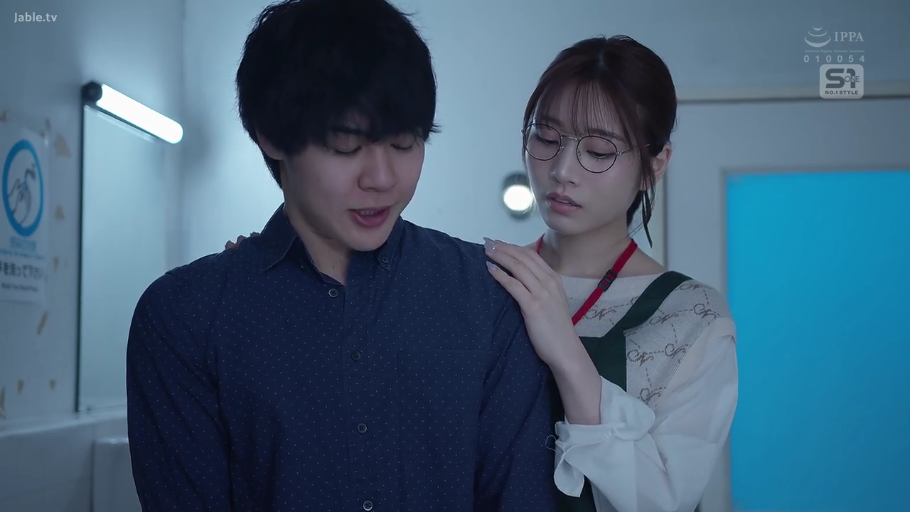 室内 · 眼镜 · 站立 · 中景 · 剧情 · 围裙 · 担忧 · 搭肩