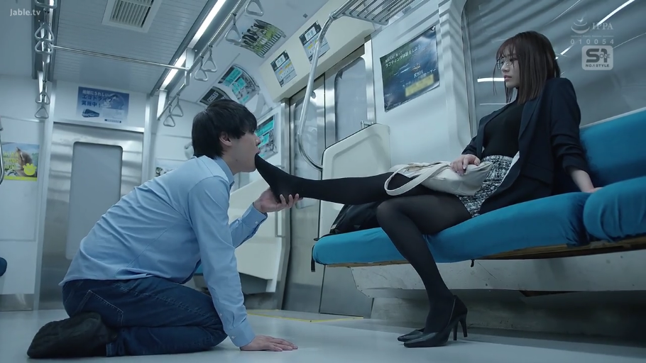 高跟鞋 · 中景 · 手提包 · 足交 · 恋足 · 地铁车厢 · 冷漠 · 男跪女坐