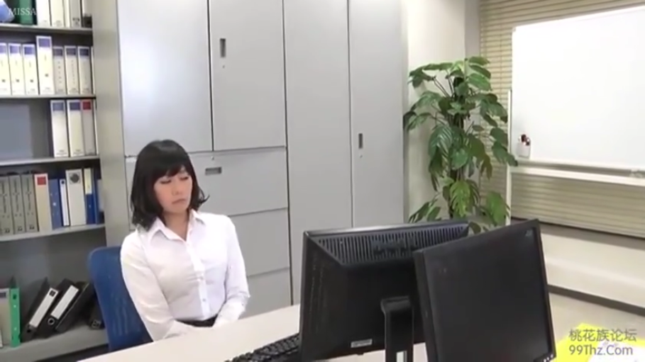 办公室 · 冷淡 · 白色衬衫 · 人物半身像