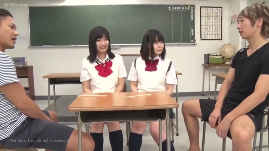 交谈中 · 课桌 · 白色短袖衬衫校服 · 学校教室