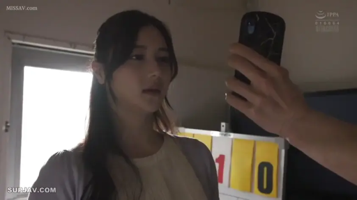 室内 · 严肃 · 站立 · 半身 · 手机 · 长发 · 观看手机 · 浅色开衫