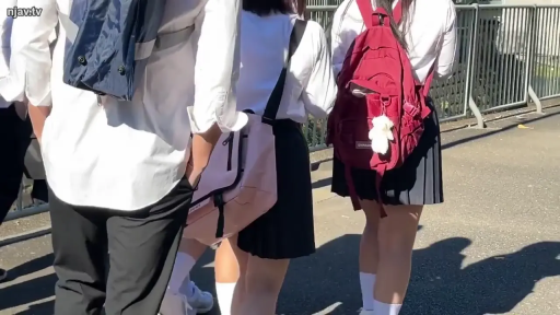 黑色百褶裙 · 人行道 · 书包