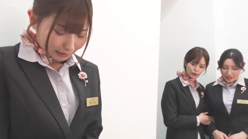 室内 · 站立 · 职业装 · 交流 · 多人 · 上半身 · 哀伤 · 名牌