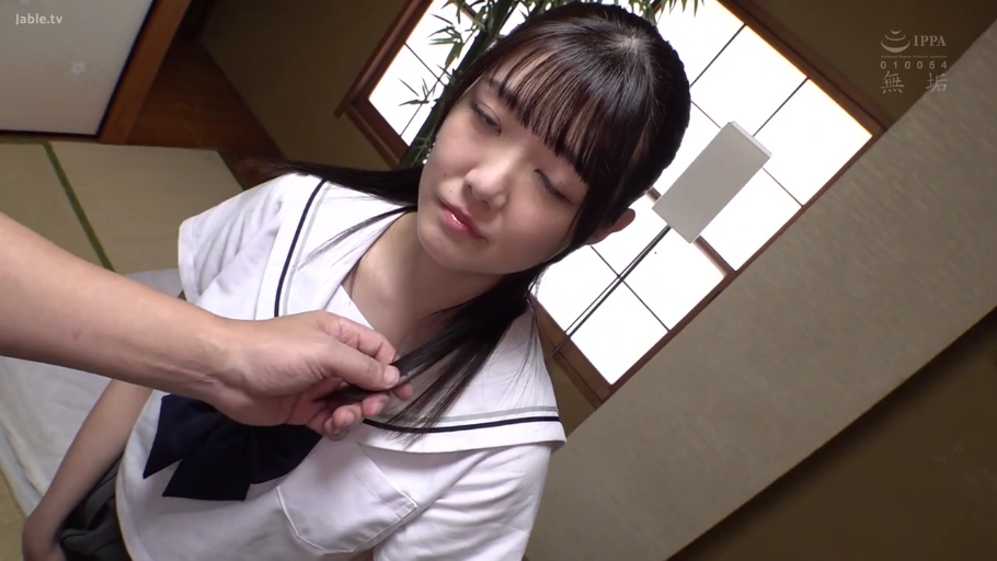 手抓头发特写 · 眼神涣散 · 无码 · 白色水手服制服 · 日式榻榻米房间