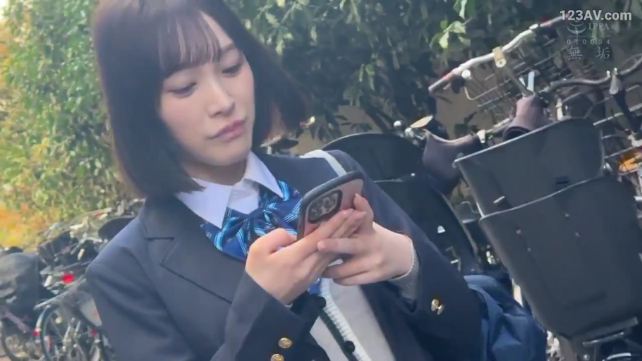 平静 · 手机屏幕特写 · 领结 · 智能手机 · 自行车停放处