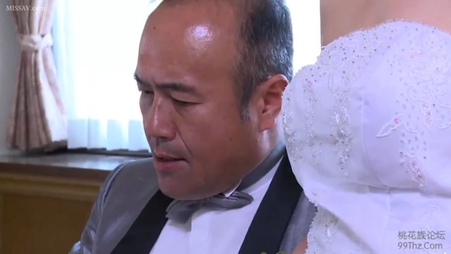 室内 · 坐姿 · 严肃 · 脸部 · 注视 · 西装 · 领结 · 大叔