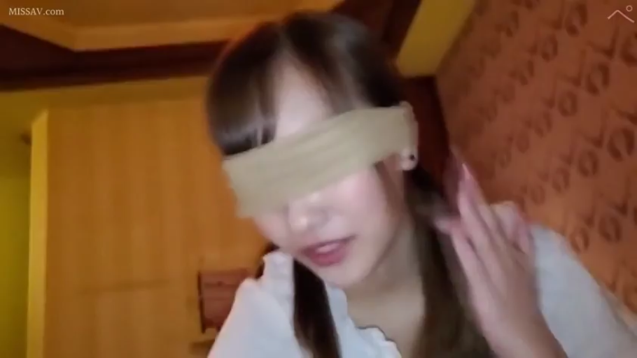 脸部特写 · 白色上衣 · 室内卧室 · 不知所措 · 光线较暗 · 胶带眼罩