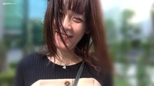 站立 · 微笑 · 项链 · 面部特写 · 户外 · 生活照 · 开朗 · 黑色针织衫