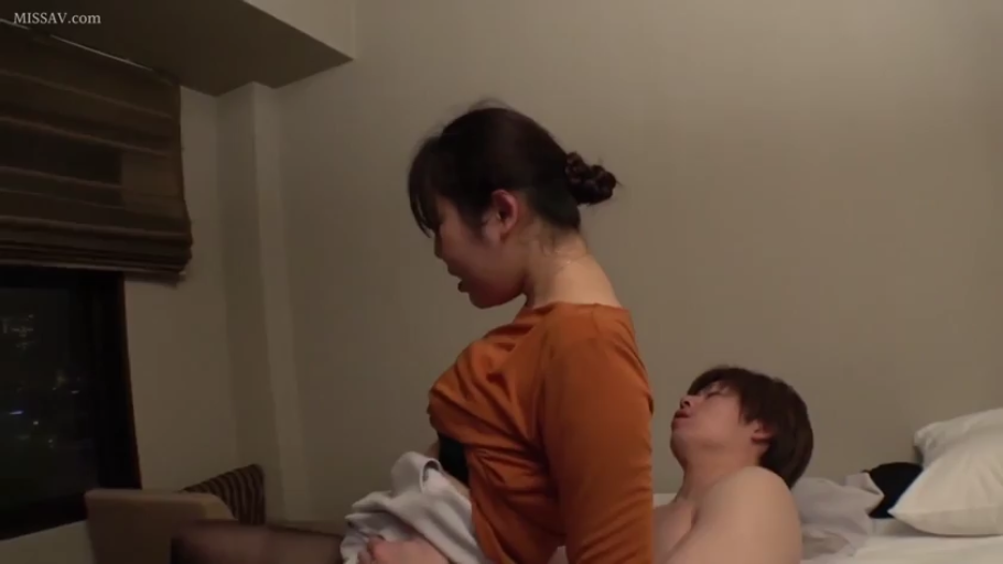 骑乘位 · 专注 · 侧面中景 · 酒店卧室 · 女子下身着白色裙装