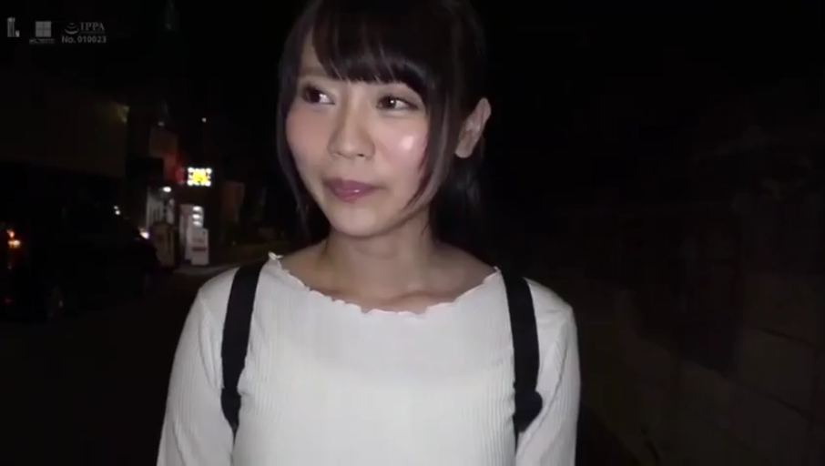 站立 · 半身 · 白色上衣 · 户外