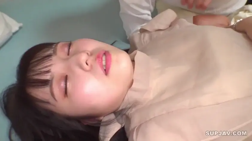 脸部特写 · 卧室 · 陶醉 · 仰卧 · 衬衫 · 亚洲女性 · 性爱行为