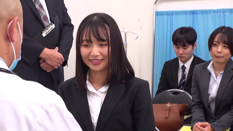 医疗室 · 紧张期待 · 黑色西装外套 · 西装外套 · 年轻女性面部特写 · 背景有蓝色医疗隔帘