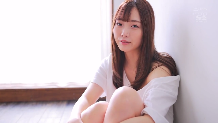 室内 · 温柔 · 面部特写 · 白色露肩上衣 · 光线明亮