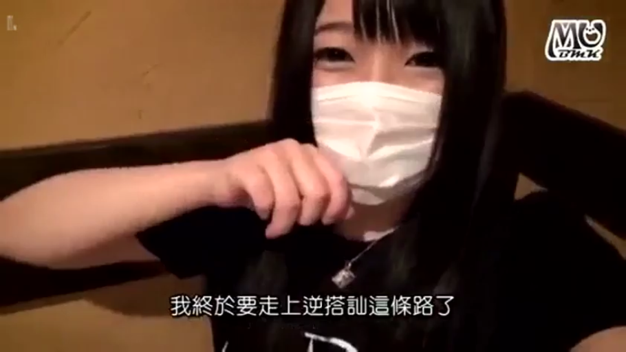 室内 · 眼睛特写 · 期待 · 口罩 · 黑色短袖T恤 · 视频中有中文字幕