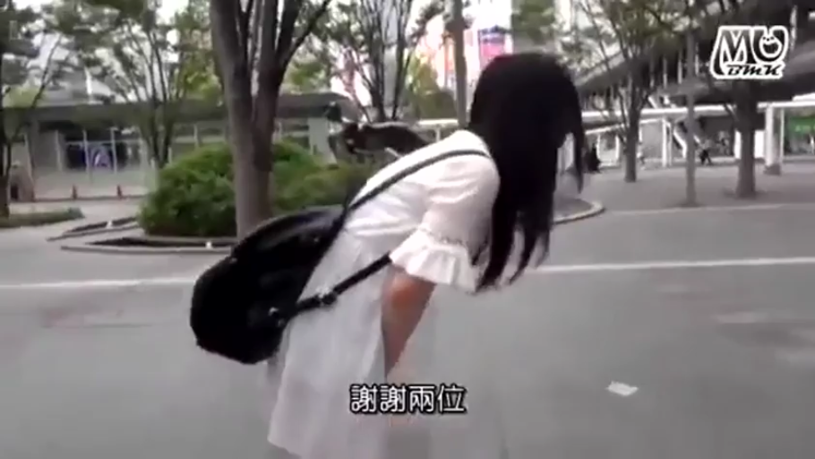 中景 · 弯腰 · 双肩包 · 白色连衣裙 · 街头采访 · 鞠躬 · 户外广场 · 脸部不可见