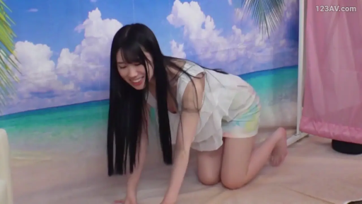 摄影棚 · 上半身特写 · 羞涩微笑 · 白色露肩连衣裙 · 海滩主题背景