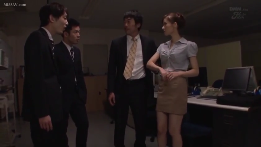 紧张 · 办公室 · 昏暗灯光 · 办公电脑 · 卡其色包臀短裙 · 中景镜头