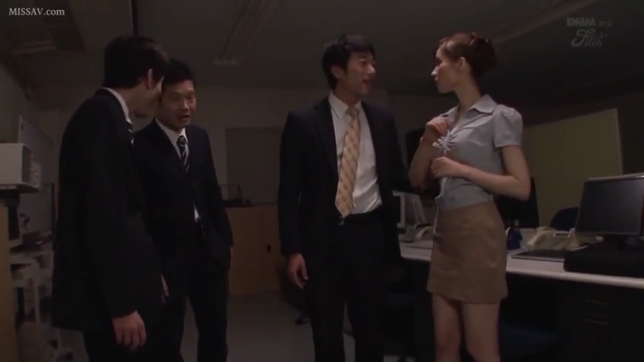 Dimly lit environment · 公司办公室 · 男性表情严肃或注视 · 男性穿着整套黑色西装