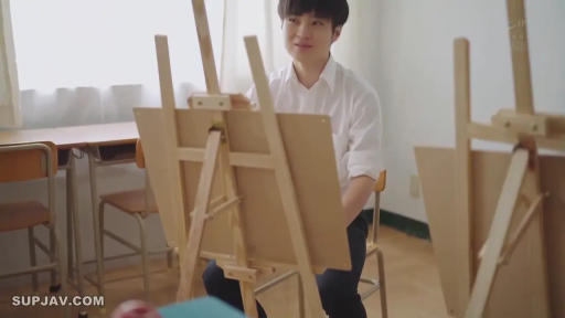 坐姿 · 中景 · 白衬衫 · 微笑 · 凝视 · 画室 · 独角 · 画架