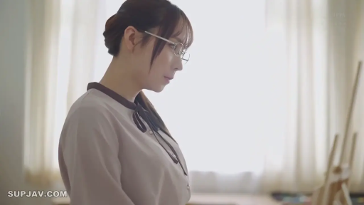 室内 · 眼镜 · 专注 · 站立 · 衬衫 · 凝视 · 熟女 · 侧脸