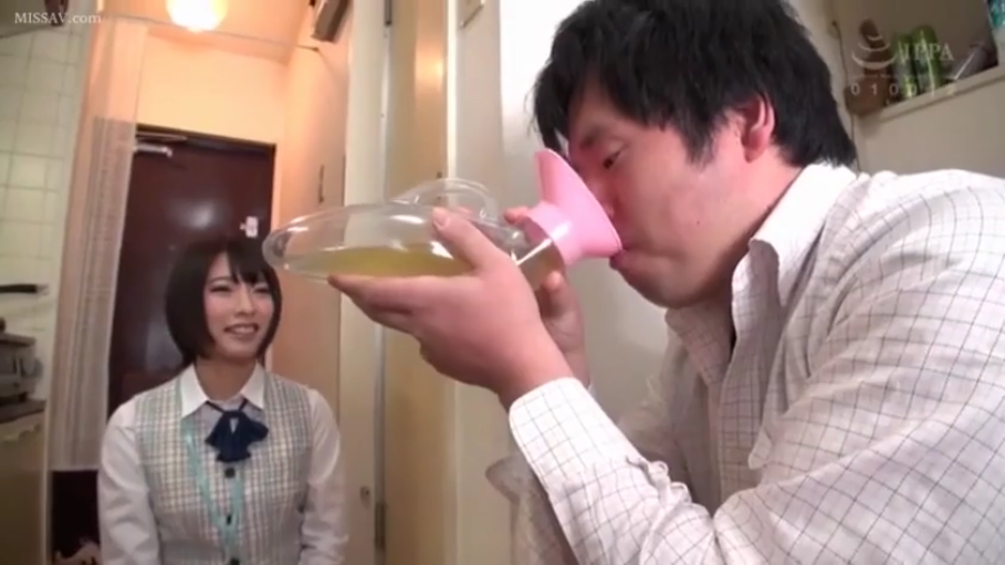 走廊 · 尿液 · 尿壶 · 尿壶特写 · 女性穿格子制服背心 · 喝尿 · 男人表情认真或痛苦