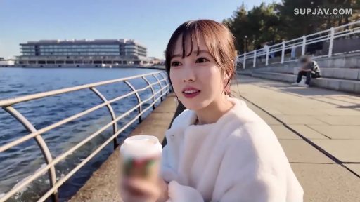 坐姿 · 面部特写 · 温柔 · 咖啡杯 · 约会场景 · 白色毛绒外套 · 手持饮品 · 户外海滨